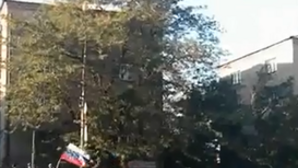 Военная техника едет под российскими флагами