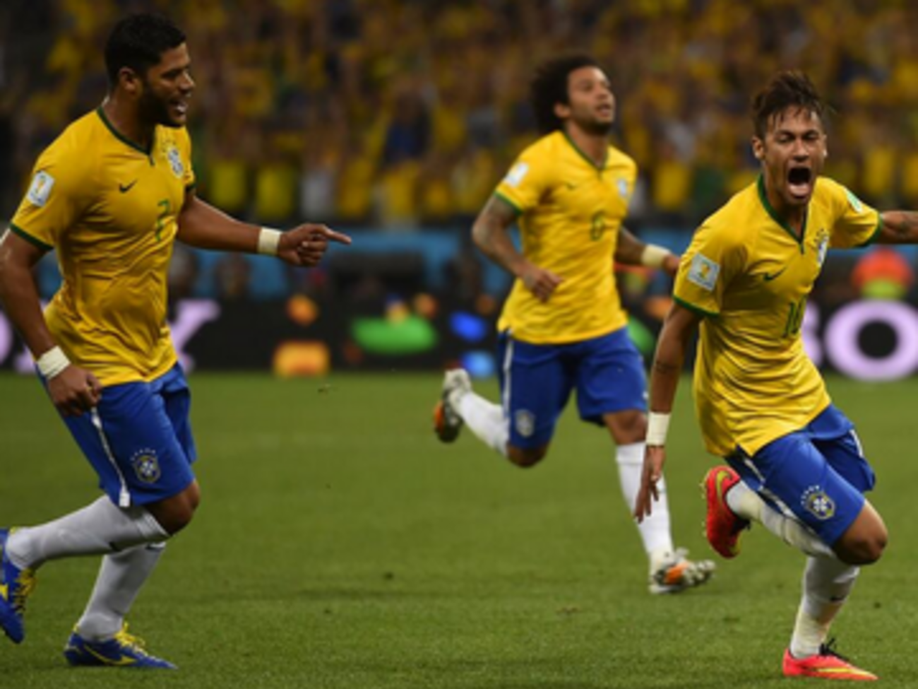 Неймар празднует забитый гол