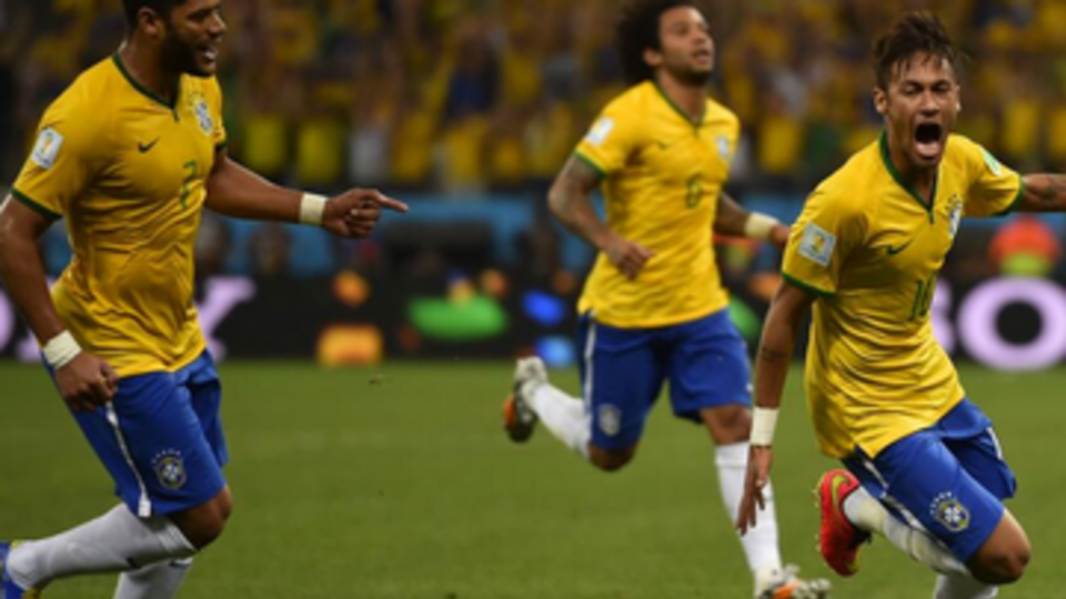 Неймар празднует забитый гол