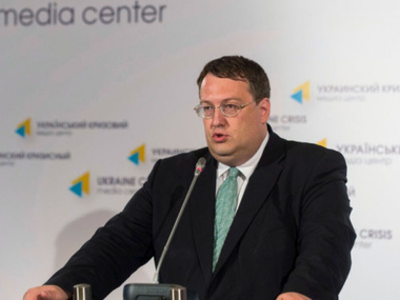 Геращенко заявил, что Снежное будут освобождать лучшие силы АТО