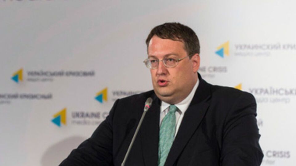 Геращенко заявил, что Снежное будут освобождать лучшие силы АТО