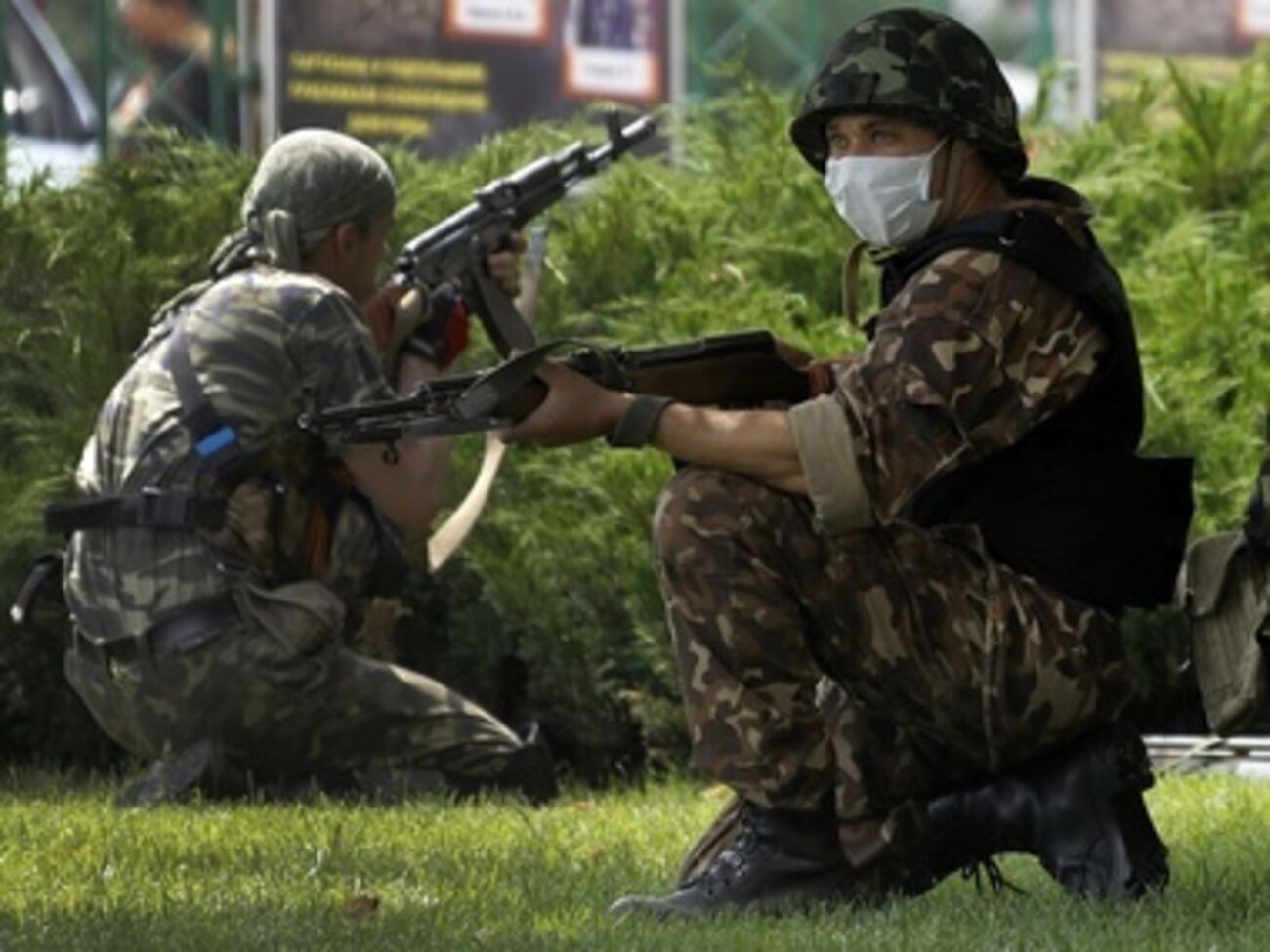Террористы пытаются забрать трупы с поля боя