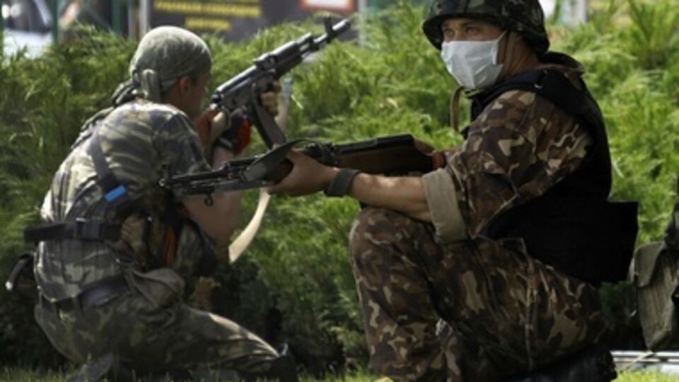 Террористы пытаются забрать трупы с поля боя