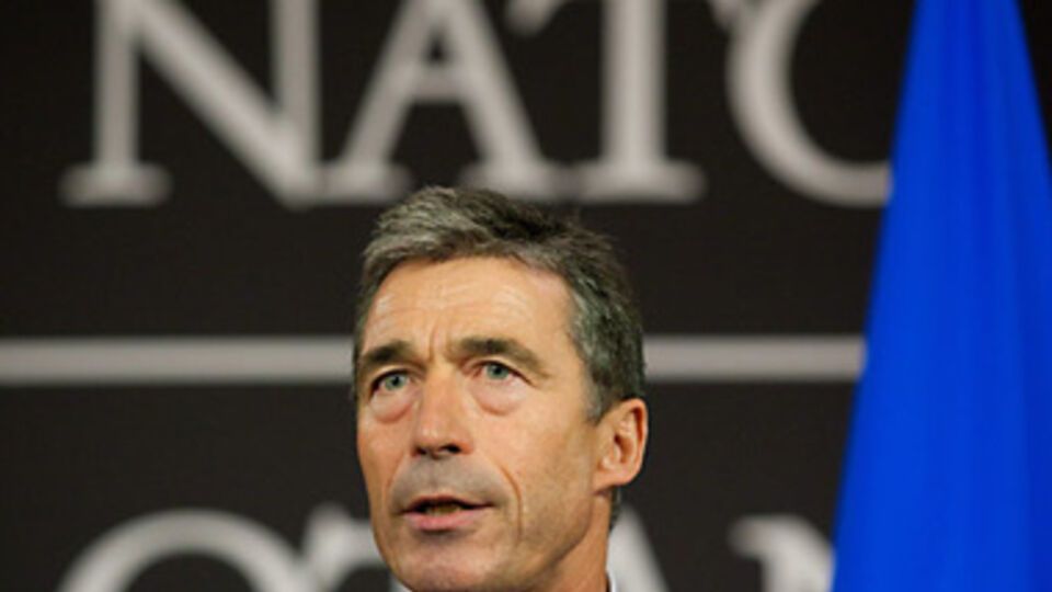 Расмуссен призвал остановить "поток оружия и боевиков" в Украину