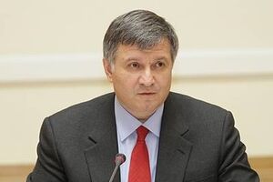 Арсен Аваков посоветовал Олегу Махницкому сходить на могилы погибших в зоне АТО экс-беркутовцев