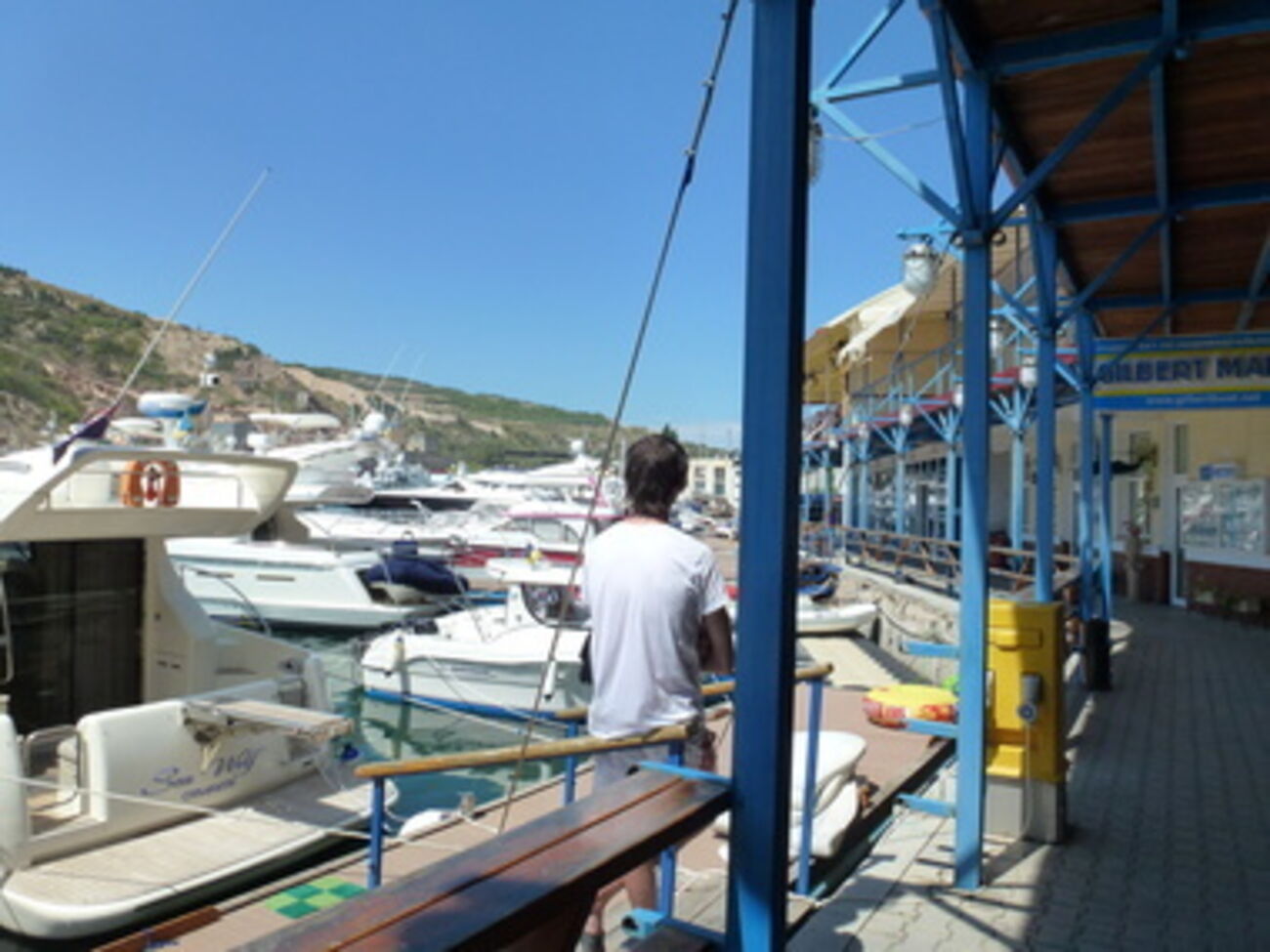 Балаклава под Севастополем в 2013-м году была заполнена украинскими и российскими туристами и их роскошными яхтами. В этом году курорты Крыма пустуют