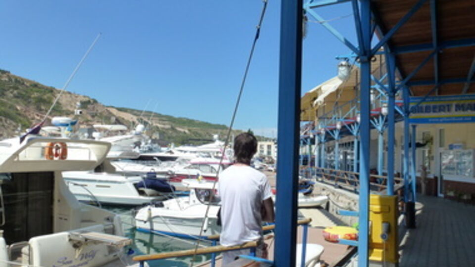 Балаклава под Севастополем в 2013-м году была заполнена украинскими и российскими туристами и их роскошными яхтами. В этом году курорты Крыма пустуют