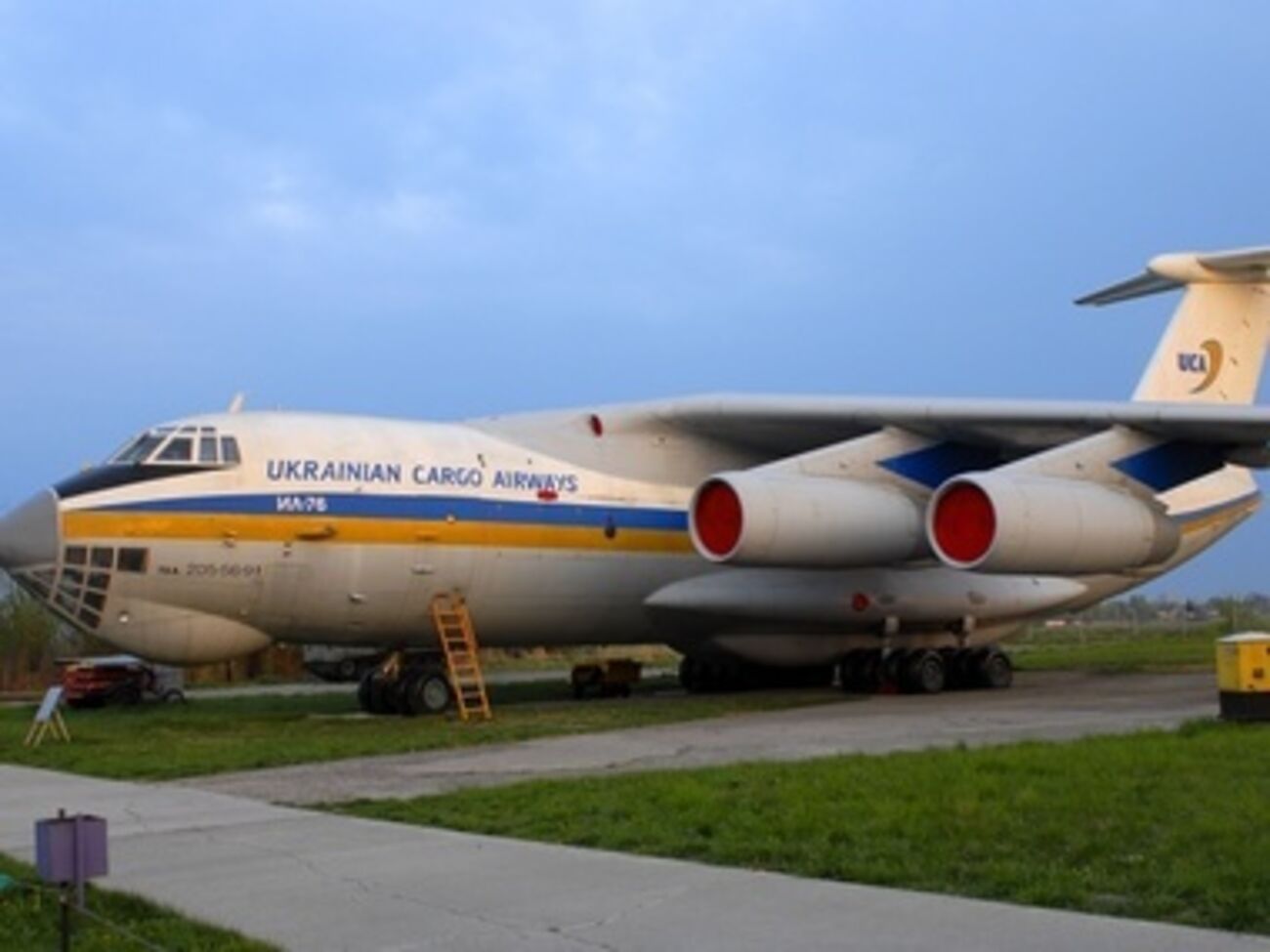 На борту самолета находились военнослужащие, техника, продовольствие и снаряжение