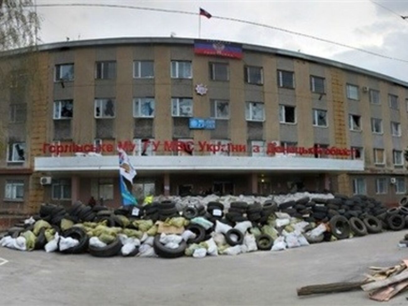 "Бес" приказал приковать наручниками военнопленных на крышах захваченных зданий