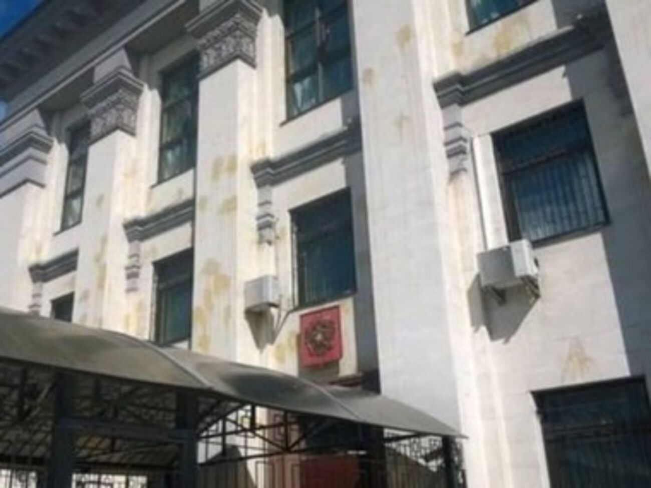 Весь фасад здания испачкан