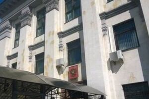 Весь фасад здания испачкан