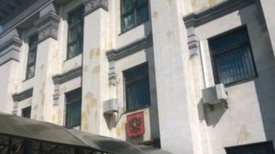 Весь фасад здания испачкан