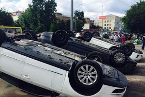 Протестующие под посольством РФ перевернули машины российских дипломатов. Фоторепортаж