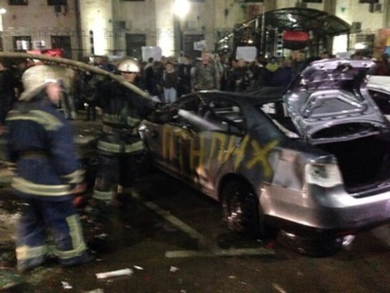 Пожарные приехали спасать машины дипломатов