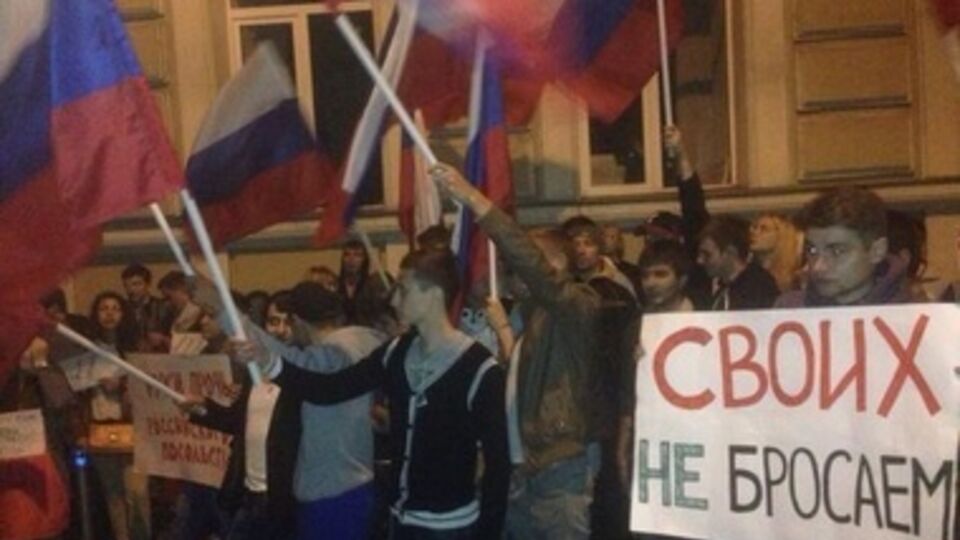 Активисты требуют прекратить протесты у российского посольства в Киеве