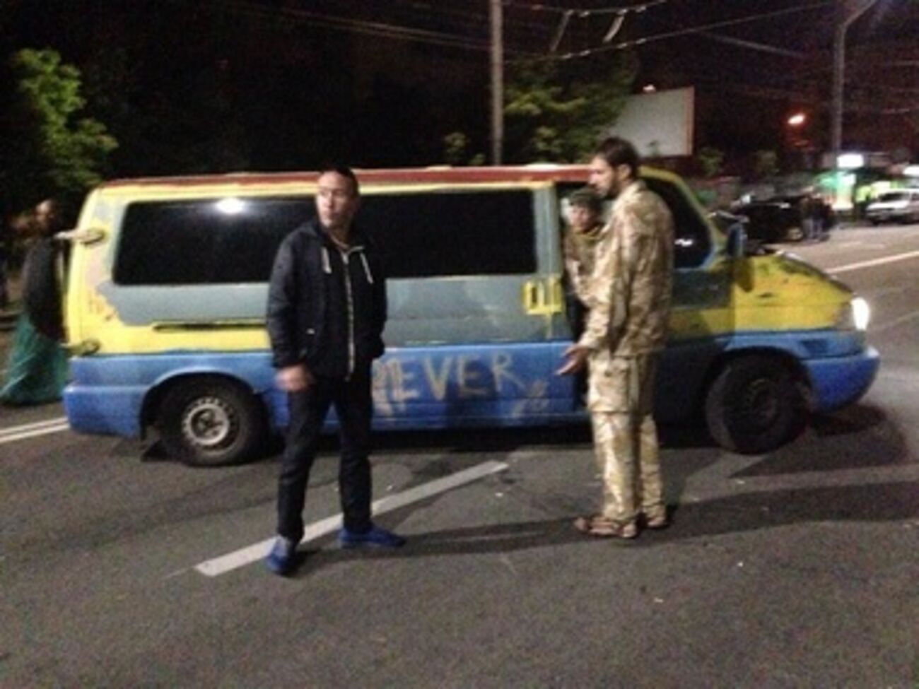 Возле посольства остались те, кто не успел сфотографироваться, пишут очевидцы в twitter