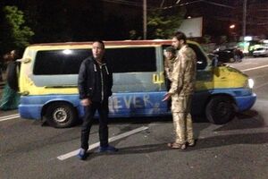 Возле посольства остались те, кто не успел сфотографироваться, пишут очевидцы в twitter