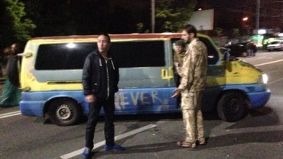 Возле посольства остались те, кто не успел сфотографироваться, пишут очевидцы в twitter