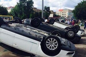 Разбитые машины дипломатов вывезли с территории посольства
