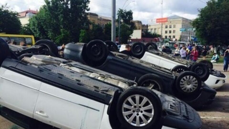 Разбитые машины дипломатов вывезли с территории посольства