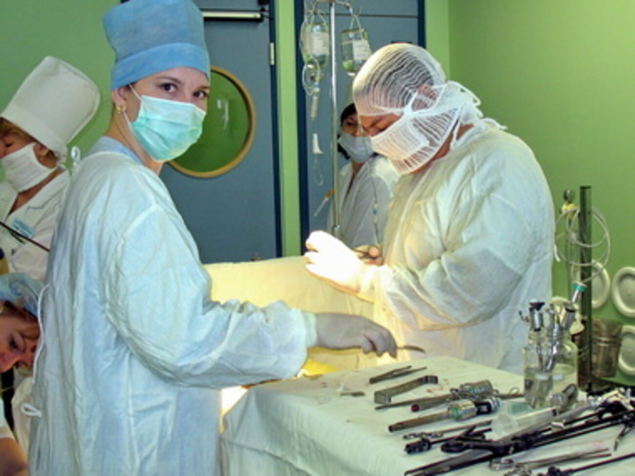 В луганские больницы обращаются с огнестрельными ранениями