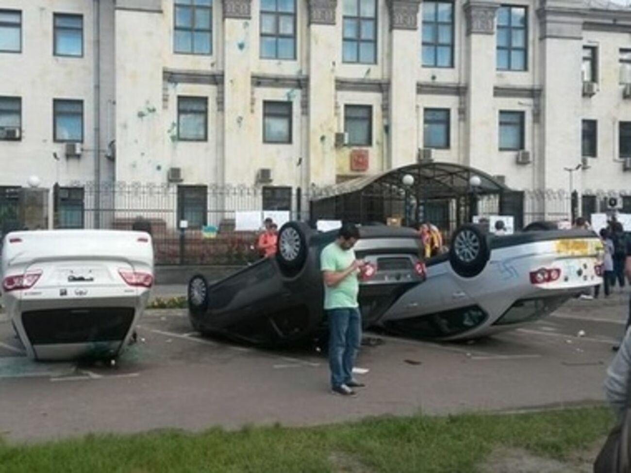 Автомобили российских дипломатов облили зеленкой, прокололи колеса, а потом перевернули