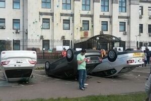 Автомобили российских дипломатов облили зеленкой, прокололи колеса, а потом перевернули