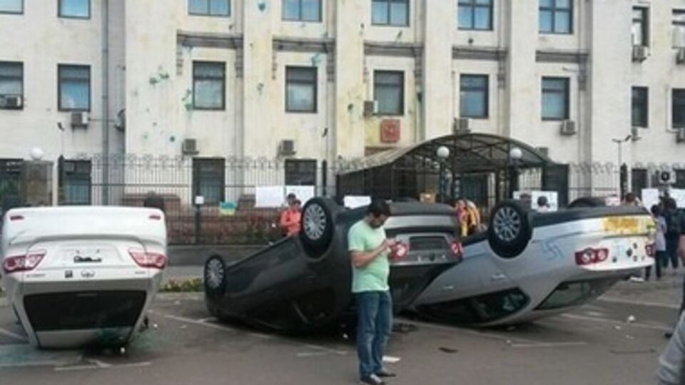 Автомобили российских дипломатов облили зеленкой, прокололи колеса, а потом перевернули