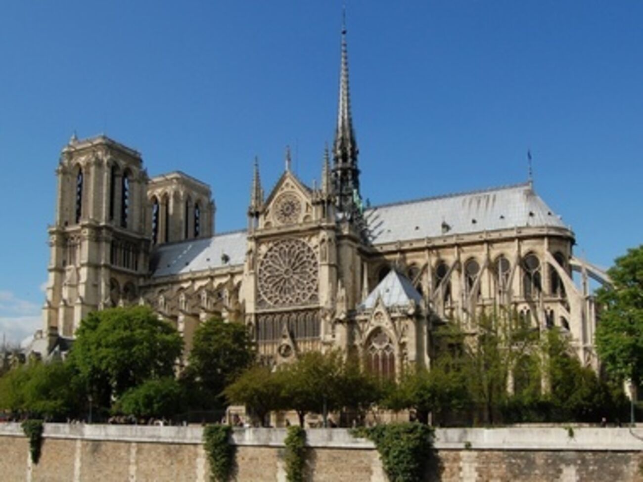 В парижском соборе помолятся за мир в Украине