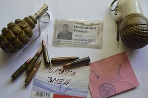 Изъятые у боевиков боеприпасы и удостоверения