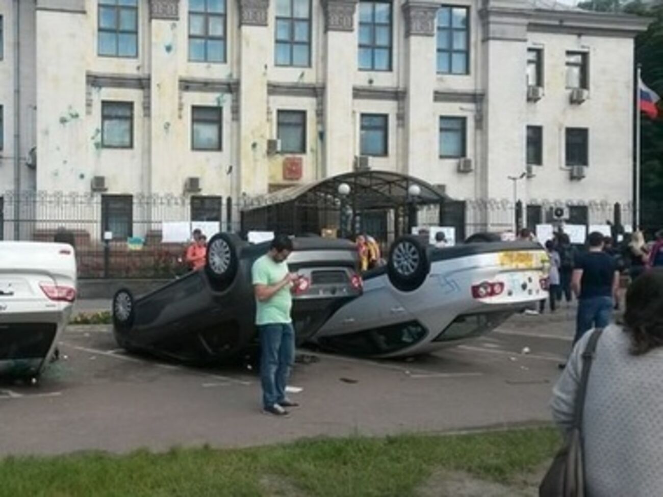Митингующие перевернули машины с дипломатическими номерами у посольства РФ
