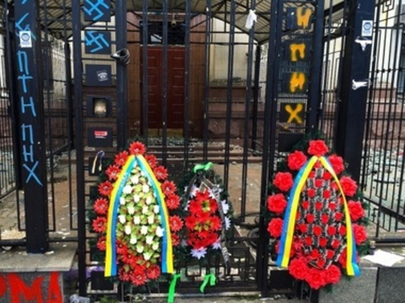 Возле посольства дежурят правоохранители