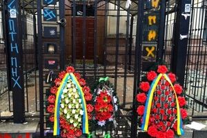 Возле посольства дежурят правоохранители