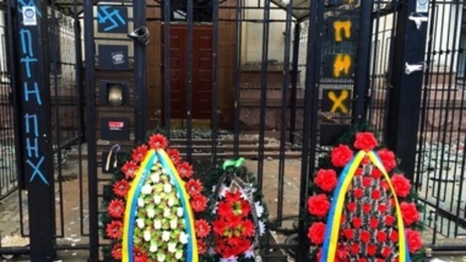 Возле посольства дежурят правоохранители