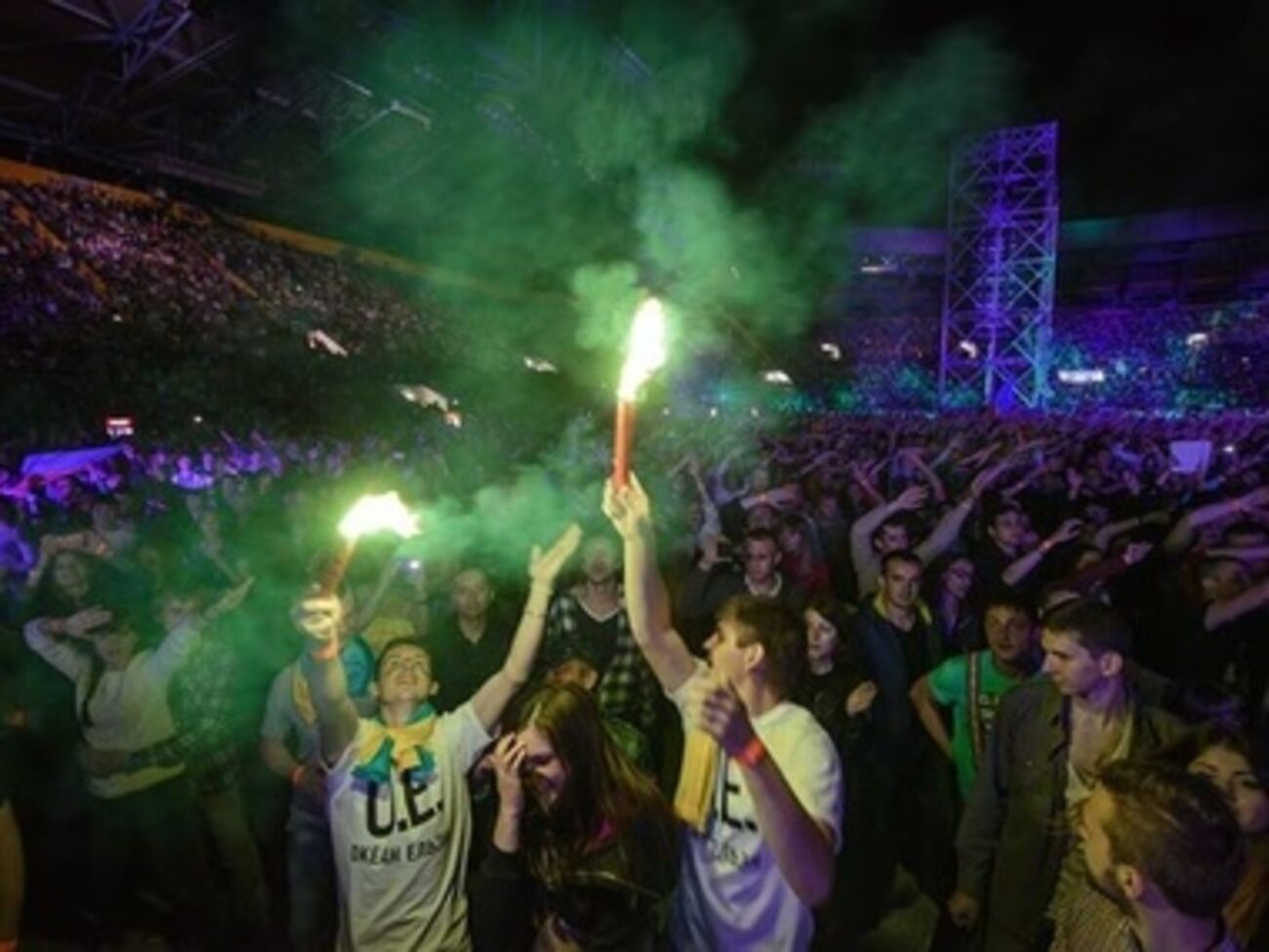 Поклонники пришли на концерт в вышиванках и с украинской символикой