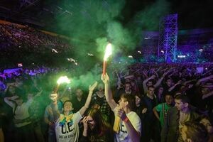 Поклонники пришли на концерт в вышиванках и с украинской символикой