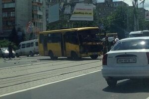 Лобовая сторона маршрутки получила значительные повреждения