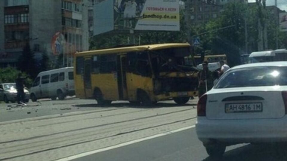 Лобовая сторона маршрутки получила значительные повреждения