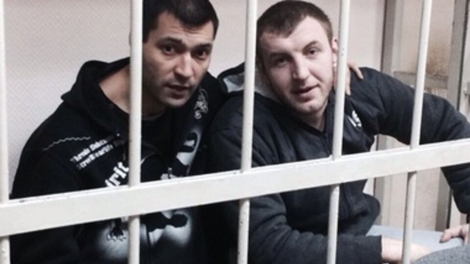 Денис Подымкин за решеткой (слева)