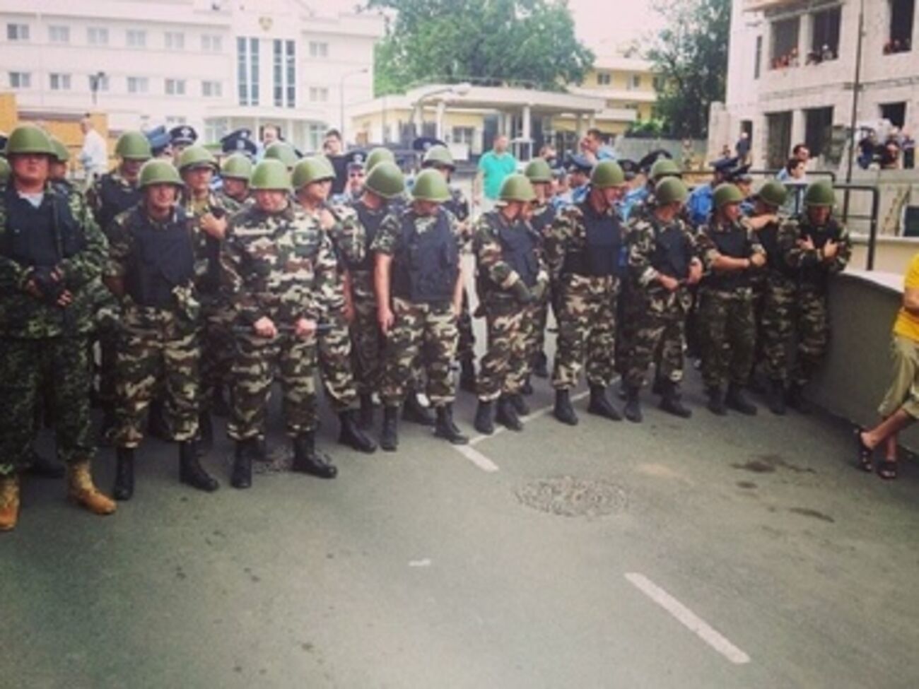 Генконсульство охраняли представители добровольческого батальона "Одесса"