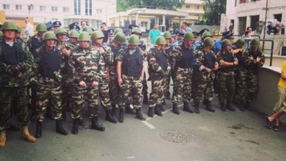 Генконсульство охраняли представители добровольческого батальона "Одесса"