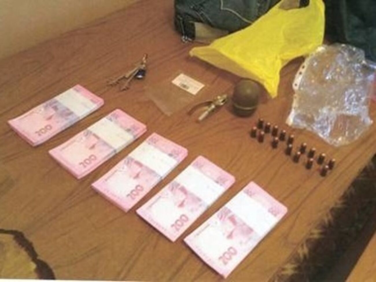 Во время задержания у злоумышленника изъяли 100 тысяч гривен наличными, гранату РГД-5, патроны к огнестрельному оружию и 300 граммов наркотического вещества