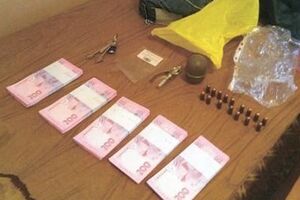 Во время задержания у злоумышленника изъяли 100 тысяч гривен наличными, гранату РГД-5, патроны к огнестрельному оружию и 300 граммов наркотического вещества