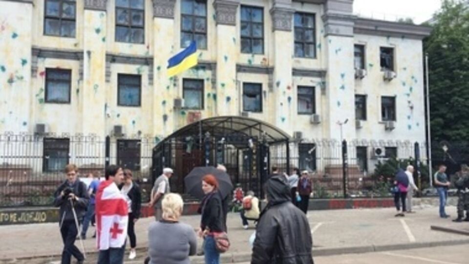 Посольство России в Киеве взяли под усиленную охрану