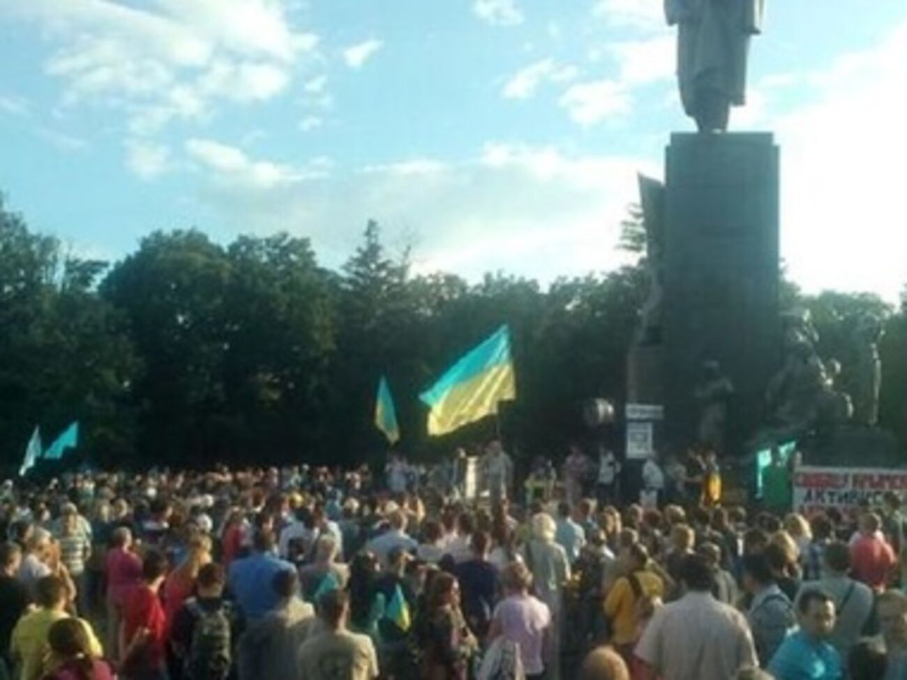 Активисты протестуют с украинскими флагами и плакатами "Чемодан. Вокзал. Россия", "Путин — геть!"