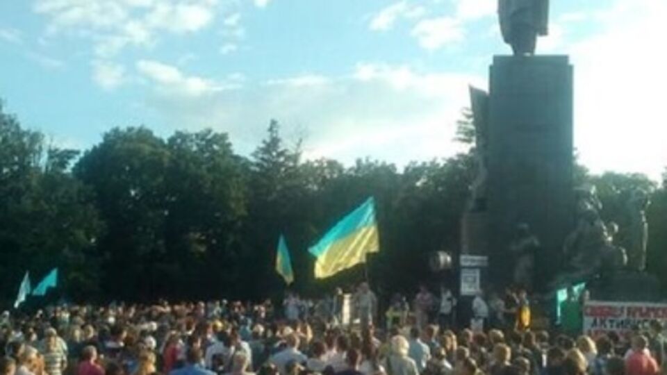 Активисты протестуют с украинскими флагами и плакатами "Чемодан. Вокзал. Россия", "Путин — геть!"