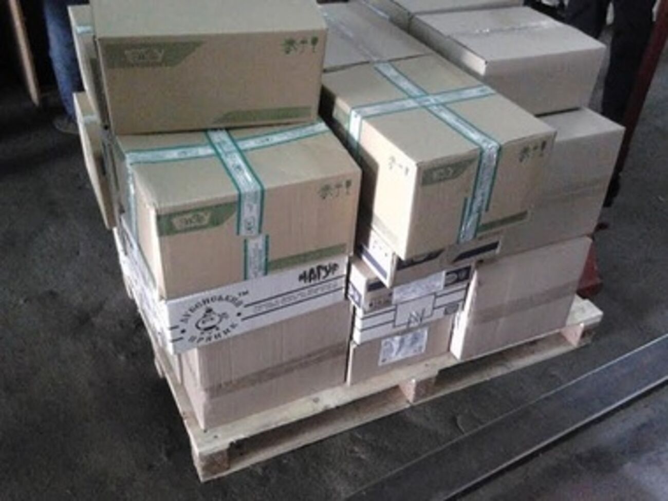 Чаще всего люди приносили добровольцам консервы, носки, сухие завтраки, печенье