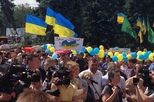 Харьковчане с желто-голубыми флагами встречают Кернеса в аэропорту. Фоторепортаж