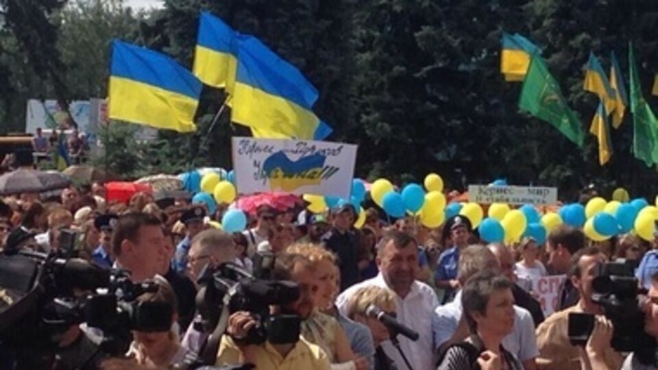 Харьковчане с желто-голубыми флагами встречают Кернеса в аэропорту. Фоторепортаж