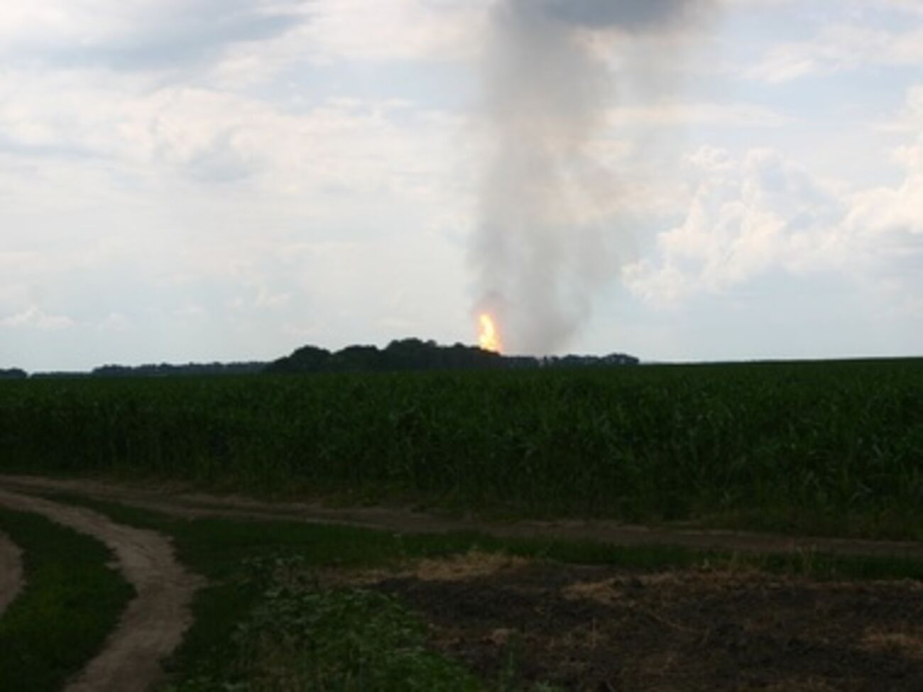 После взрыва на газопроводе начался пожар